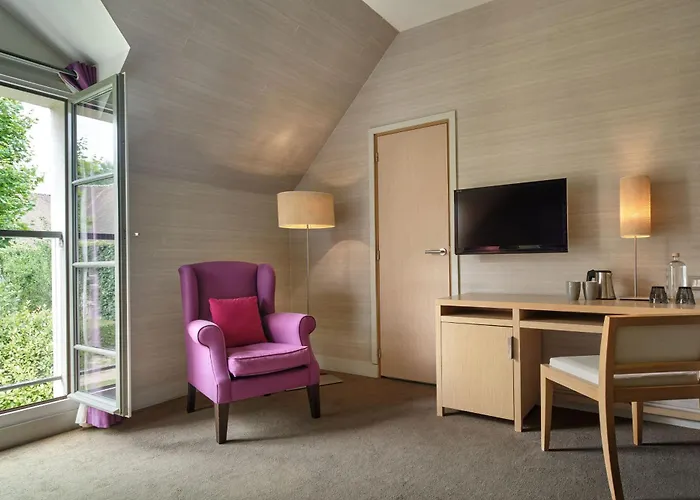 Villiers-le-Mahieu Hotels