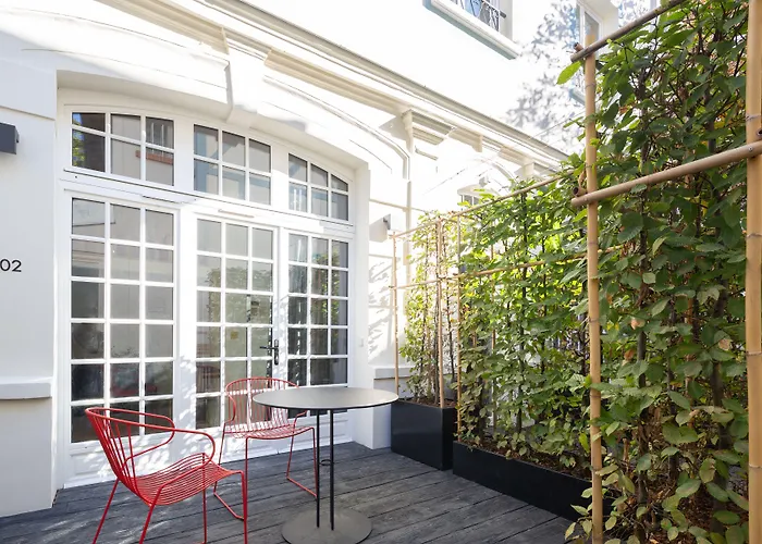 Neuilly-sur-Seine hotels near Arc de Triomphe