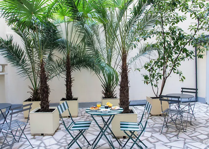 Paris hotels near Champ de Mars