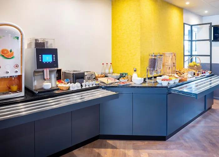 Versailles hotels near Pinakothek der Moderne