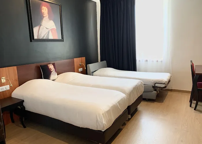 Versailles hotels near Montbauron Stadium