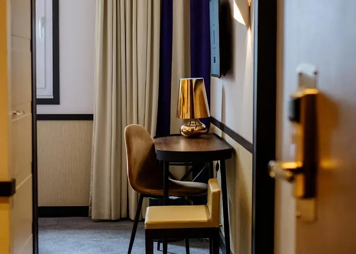 Neuilly-sur-Seine hotels near Place de la Concorde