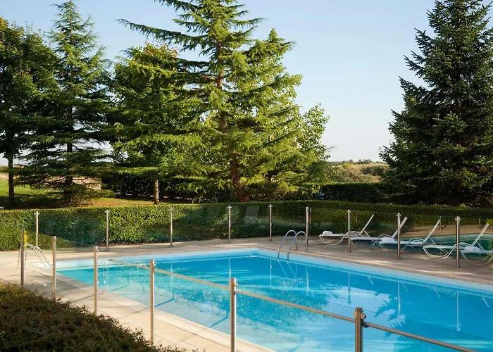 Magny-les-Hameaux Hotels