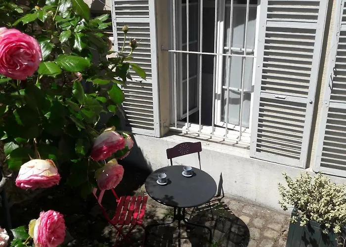 Le Petit Mansart Apartment Versailles