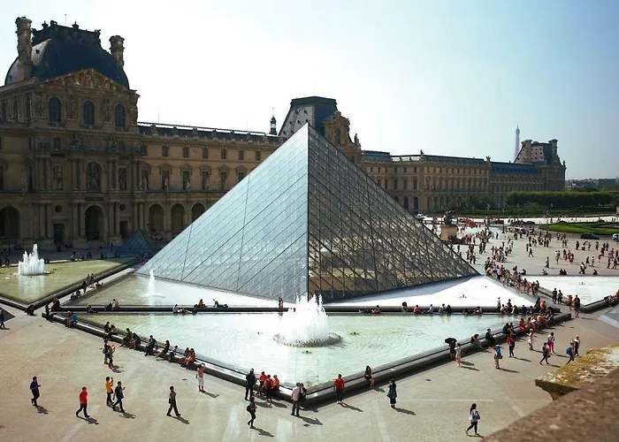 Neuilly-sur-Seine hotels near Louvre Museum